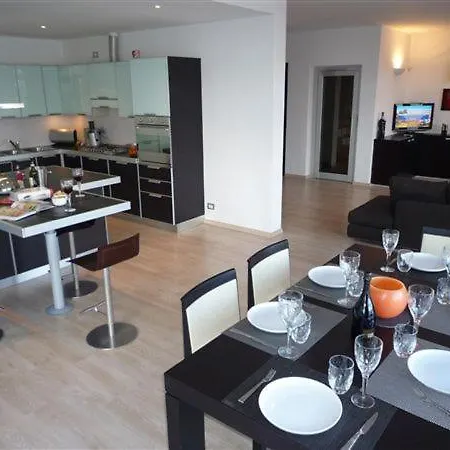 Sleeps 8 Pool Holiday home *