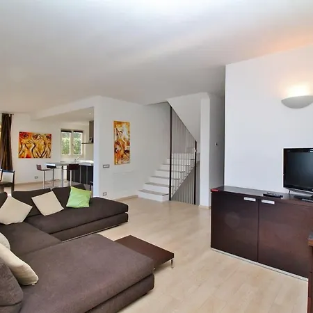 Sleeps 8 Pool Holiday home
